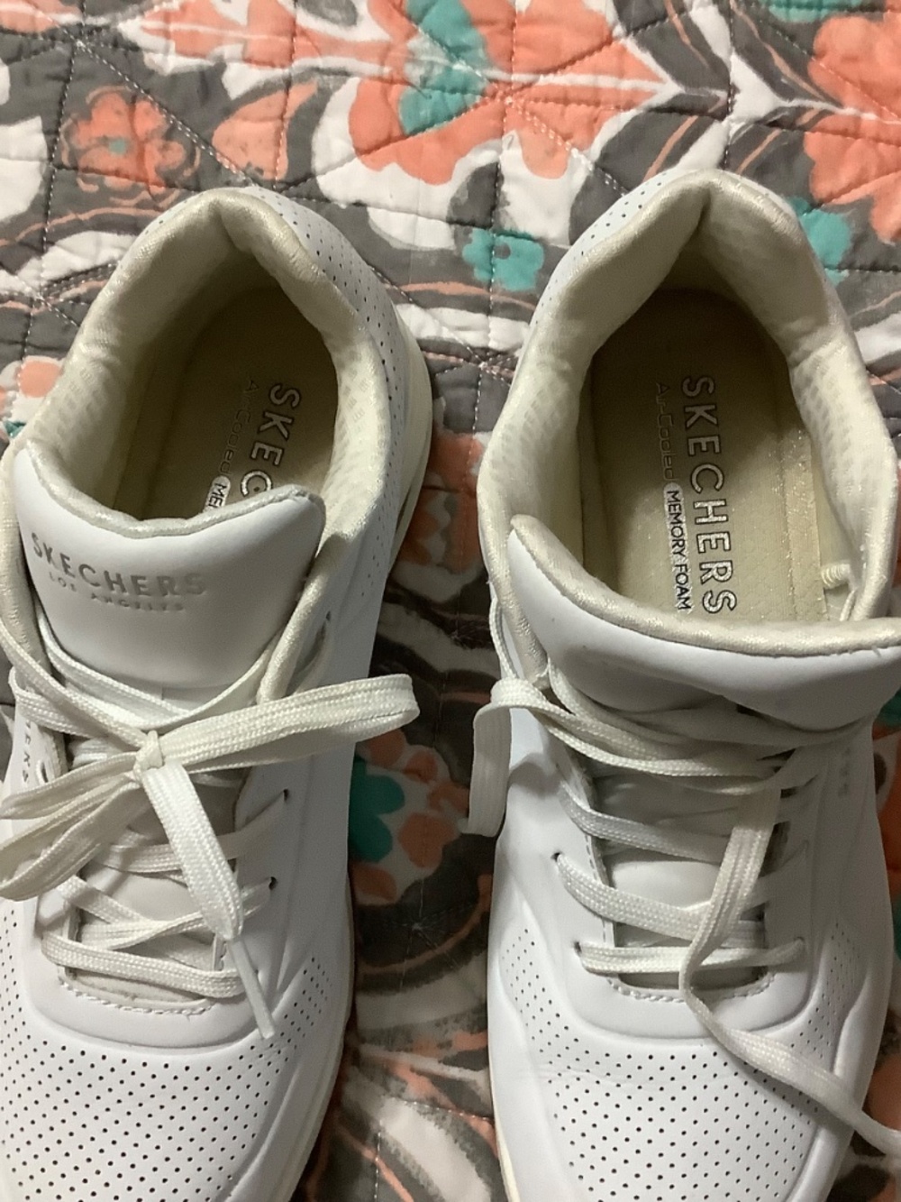 Sketchers size 8 shoes. - Picture 2 of 5